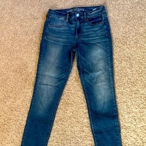 American Eagle Hi-Rise Jegging in Super Stretch and Medium Blue Wash - Size 6/28